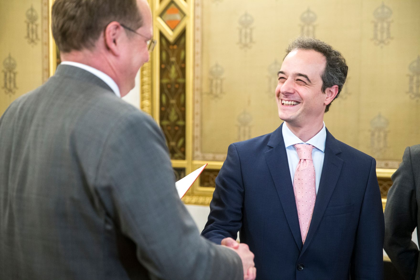 Am 8.Mai 2017 &uuml;berreichte Bundestheaterholding-Gesch&auml;ftsf&uuml;hrer Christian Kircher, die Urkunde, mit der Adrian Er&ouml;d (im Bild) der Berufstitel Kammers&auml;nger verliehen wurde.