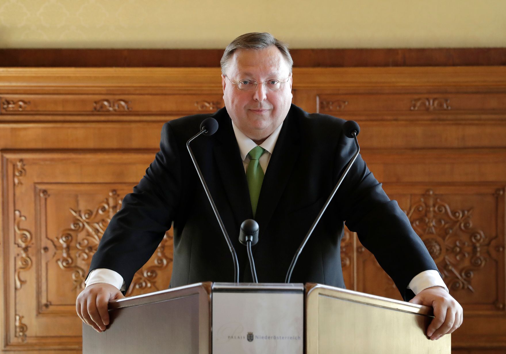 Am 19. Mai 2017 &uuml;berreichte Reinhold Hohengartner (im Bild) die Urkunden, mit denen Titus Leber und Hubert Sielecki der Berufstitel Professor verliehen wurde.