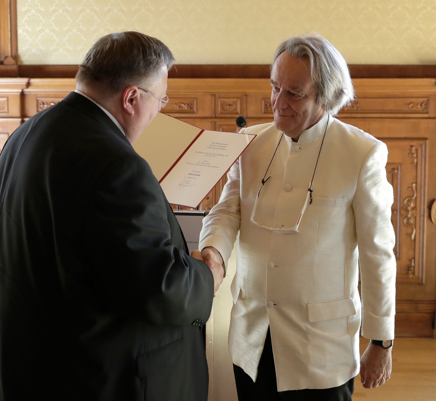 Am 19. Mai 2017 &uuml;berreichte Reinhold Hohengartner (l.) die Urkunden, mit denen Titus Leber (r.) und Hubert Sielecki der Berufstitel Professor verliehen wurde.