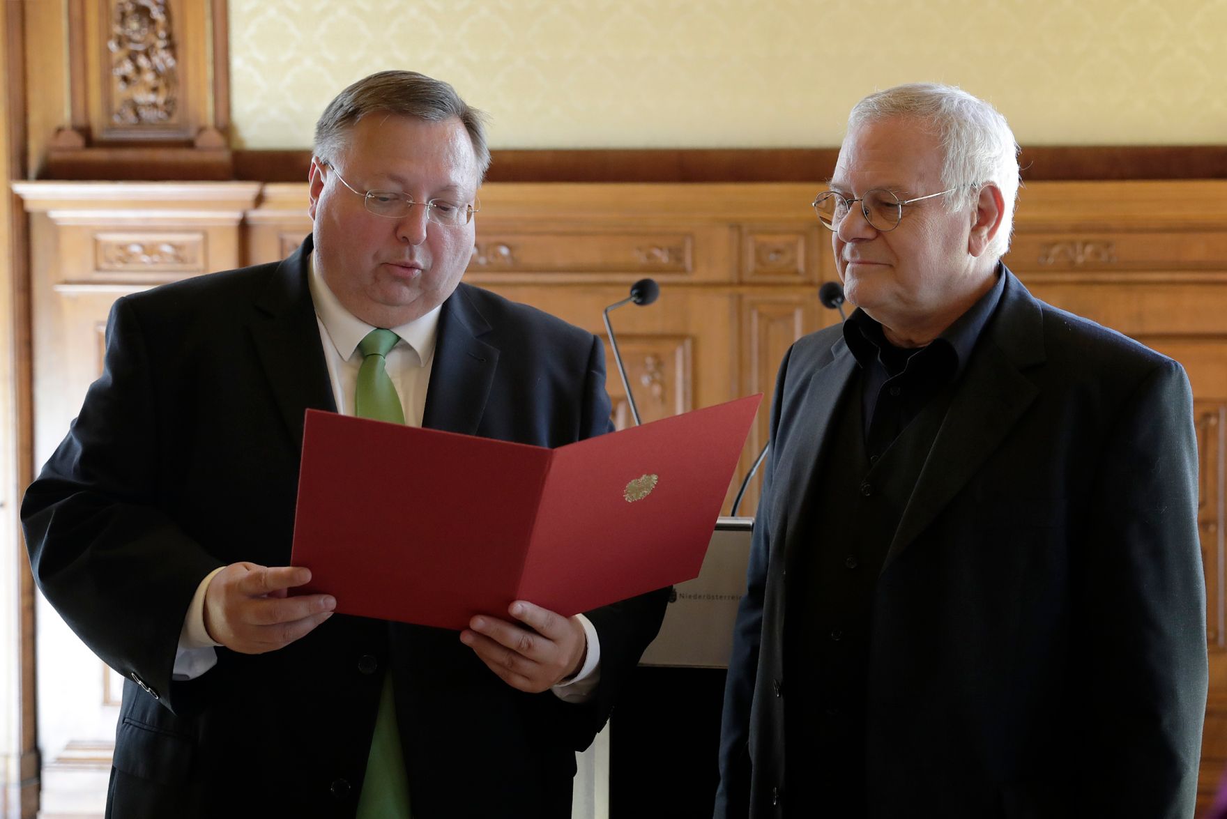 Am 19. Mai 2017 &uuml;berreichte Reinhold Hohengartner (l.) die Urkunden, mit denen Titus Leber und Hubert Sielecki (r.) der Berufstitel Professor verliehen wurde.