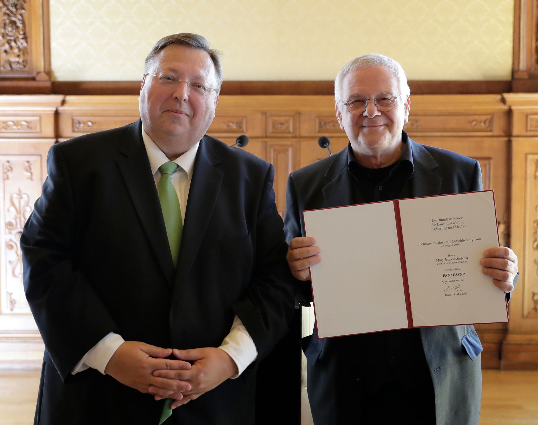 Am 19. Mai 2017 &uuml;berreichte Reinhold Hohengartner (l.) die Urkunden, mit denen Titus Leber und Hubert Sielecki (r.) der Berufstitel Professor verliehen wurde.
