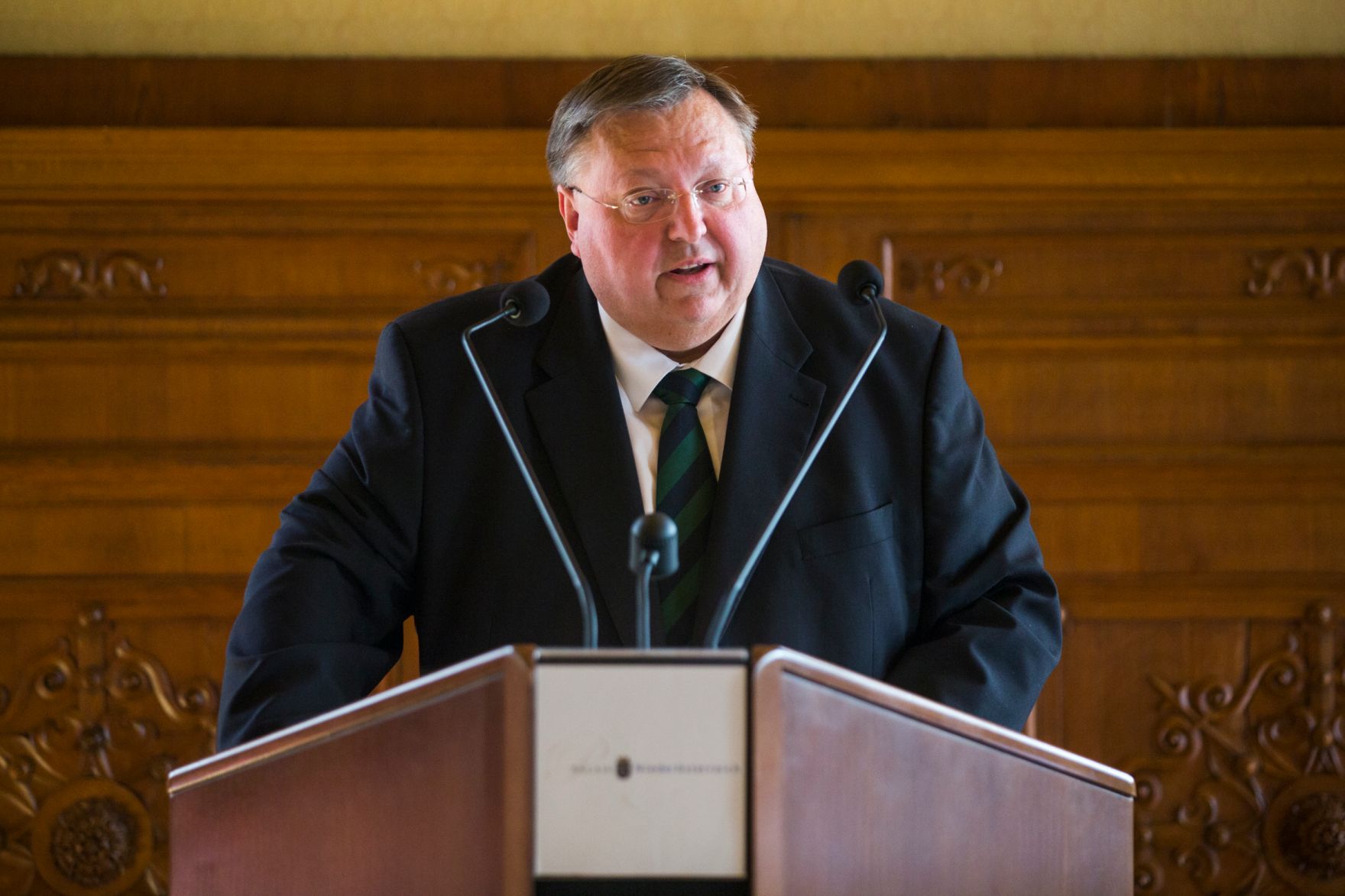 Am 29. Mai 2017 &uuml;berreichte Reinhold Hohengartner (im Bild) die Urkunde, mit der Gerhard Jelinek der Berufstitel Professor verliehen wurde.