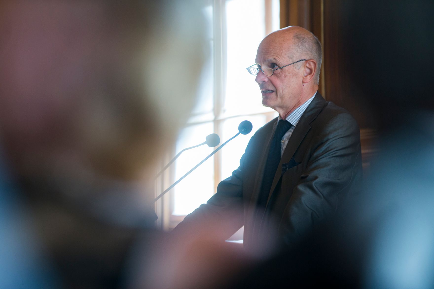 Am 29. Mai 2017 &uuml;berreichte Reinhold Hohengartner die Urkunde, mit der Gerhard Jelinek der Berufstitel Professor verliehen wurde. Im Bild der Laudator Kurt Scholz.