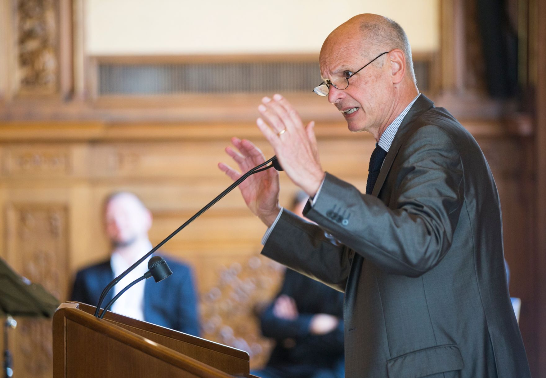 Am 29. Mai 2017 &uuml;berreichte Reinhold Hohengartner die Urkunde, mit der Gerhard Jelinek der Berufstitel Professor verliehen wurde. Im Bild der Laudator Kurt Scholz.