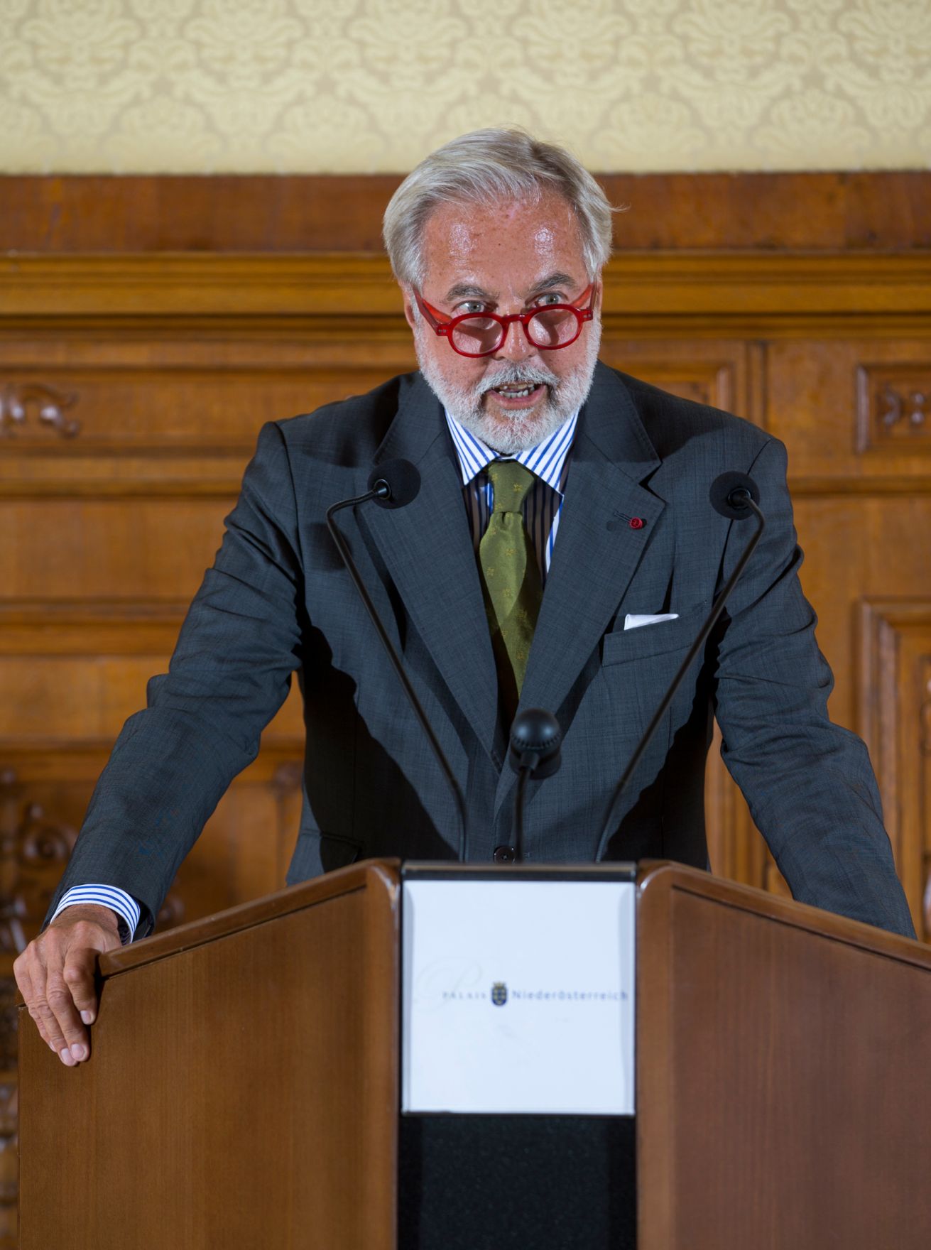 Am 6. Juni 2017 &uuml;berreichte Reinhold Hohengartner das &Ouml;sterreichische Ehrenkreuz f&uuml;r Wissenschaft und Kunst an Hans Hoffer (im Bild).