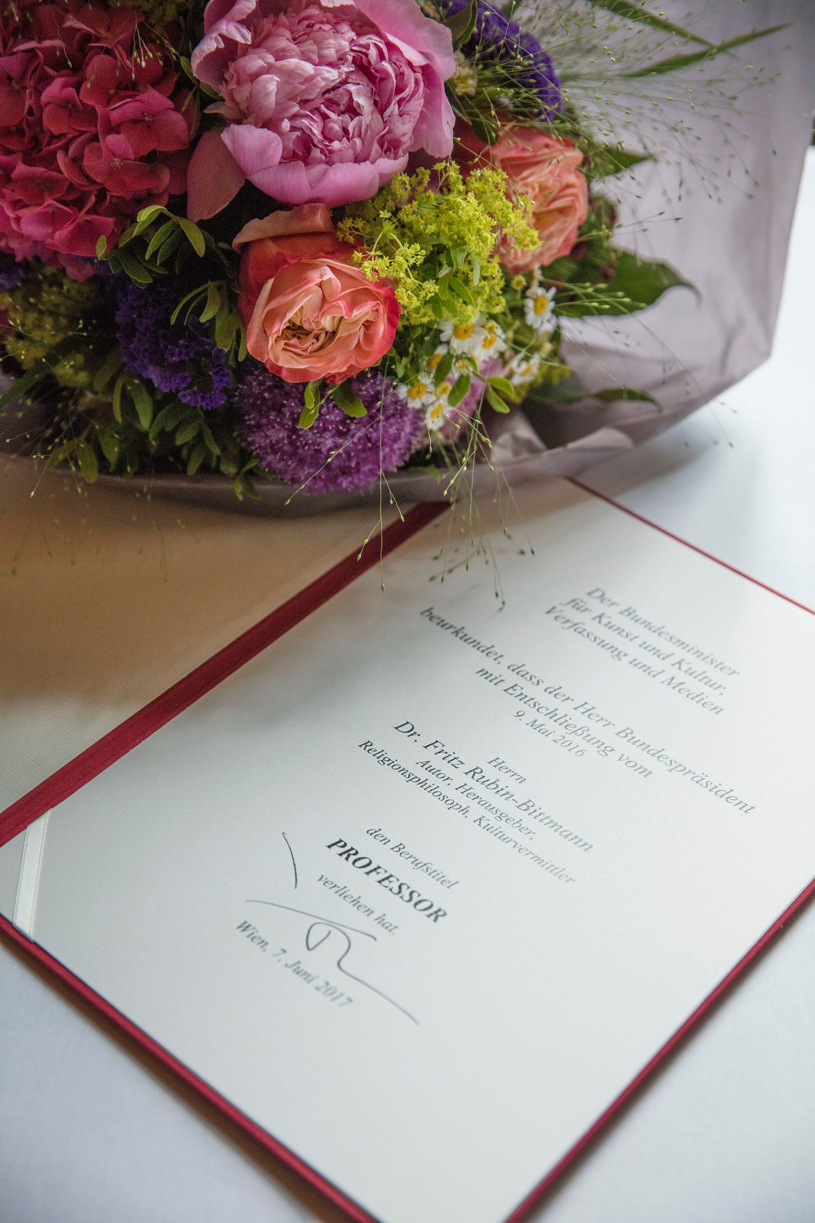 Am 7. Juni 2017 &uuml;berreichte Reinhold Hohengartner die Urkunde, mit der Fritz Rubin-Bittmann der Berufstitel Professor verliehen wurde.