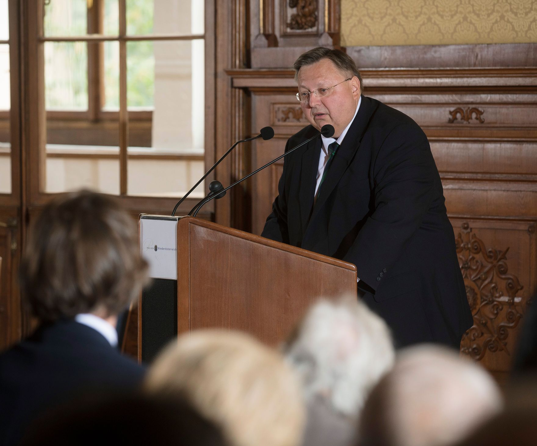 Am 7. Juni 2017 &uuml;berreichte Reinhold Hohengartner (im Bild) die Urkunde, mit der Fritz Rubin-Bittmann der Berufstitel Professor verliehen wurde.
