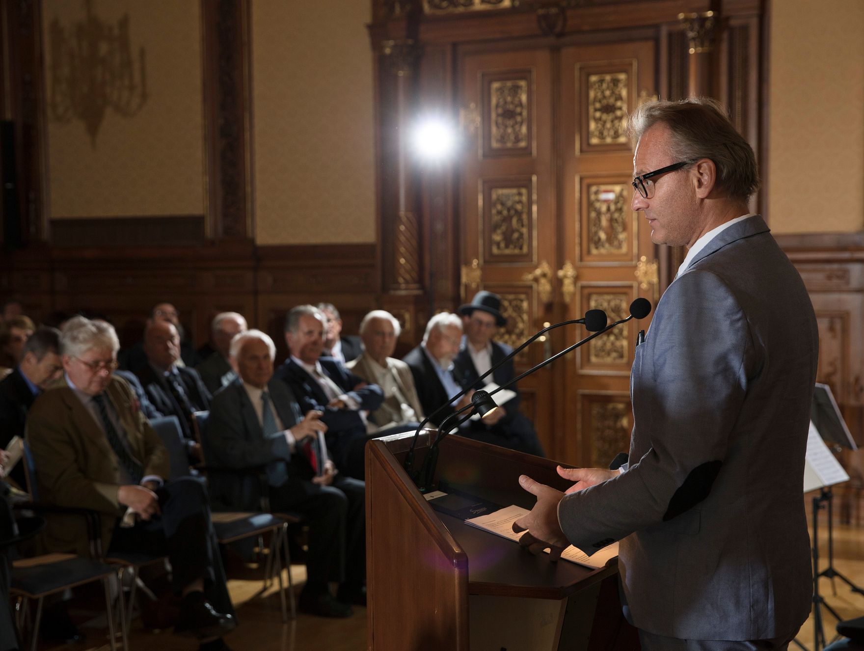 Am 7. Juni 2017 &uuml;berreichte Reinhold Hohengartner die Urkunde, mit der Fritz Rubin-Bittmann der Berufstitel Professor verliehen wurde. Im Bild der Laudator Josef Neumayr.