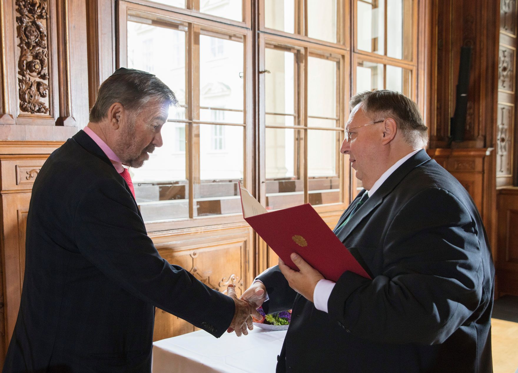 Am 7. Juni 2017 &uuml;berreichte Reinhold Hohengartner (r.) die Urkunde, mit der Fritz Rubin-Bittmann (l.) der Berufstitel Professor verliehen wurde.