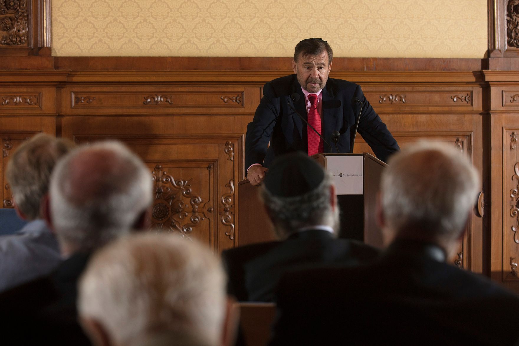 Am 7. Juni 2017 &uuml;berreichte Reinhold Hohengartner die Urkunde, mit der Fritz Rubin-Bittmann (im Bild) der Berufstitel Professor verliehen wurde.