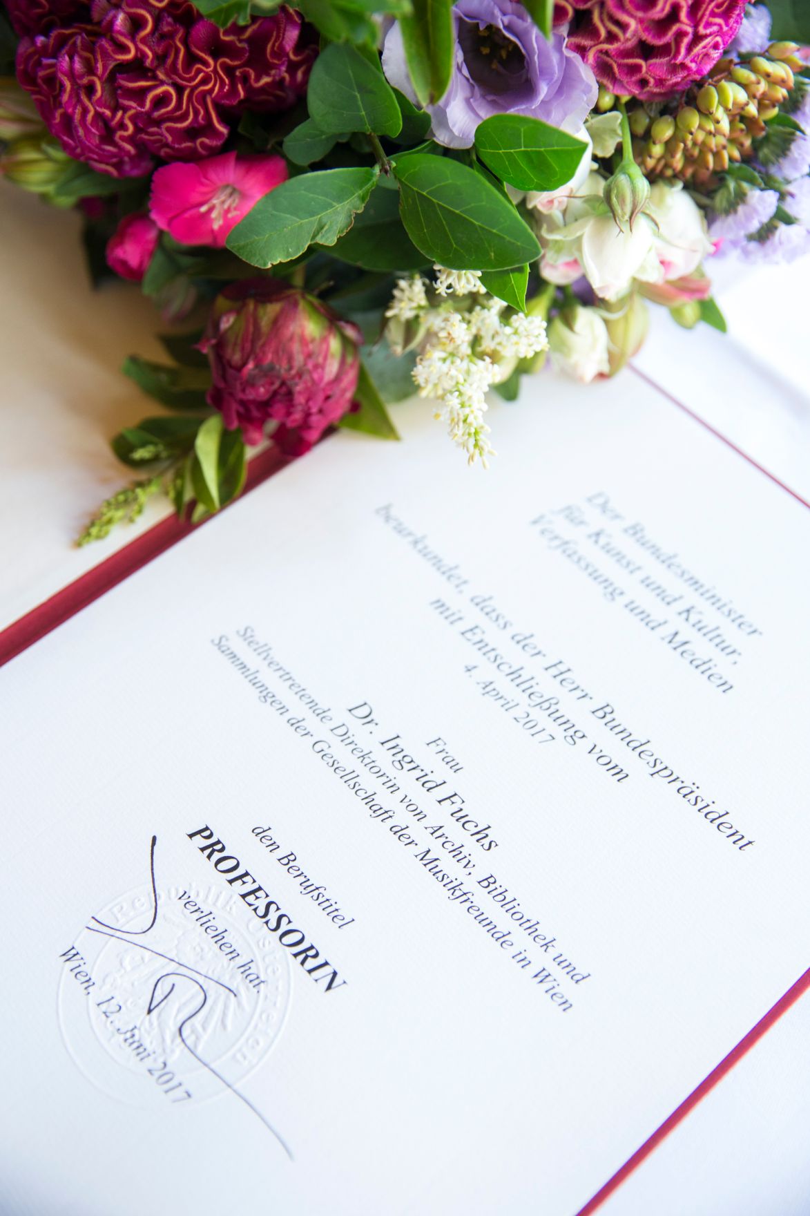 Am 12. Juni 2017 &uuml;berreichte Reinhold Hohengartner die Urkunde, mit der Ingrid Fuchs der Berufstitel Professorin verliehen wurde.