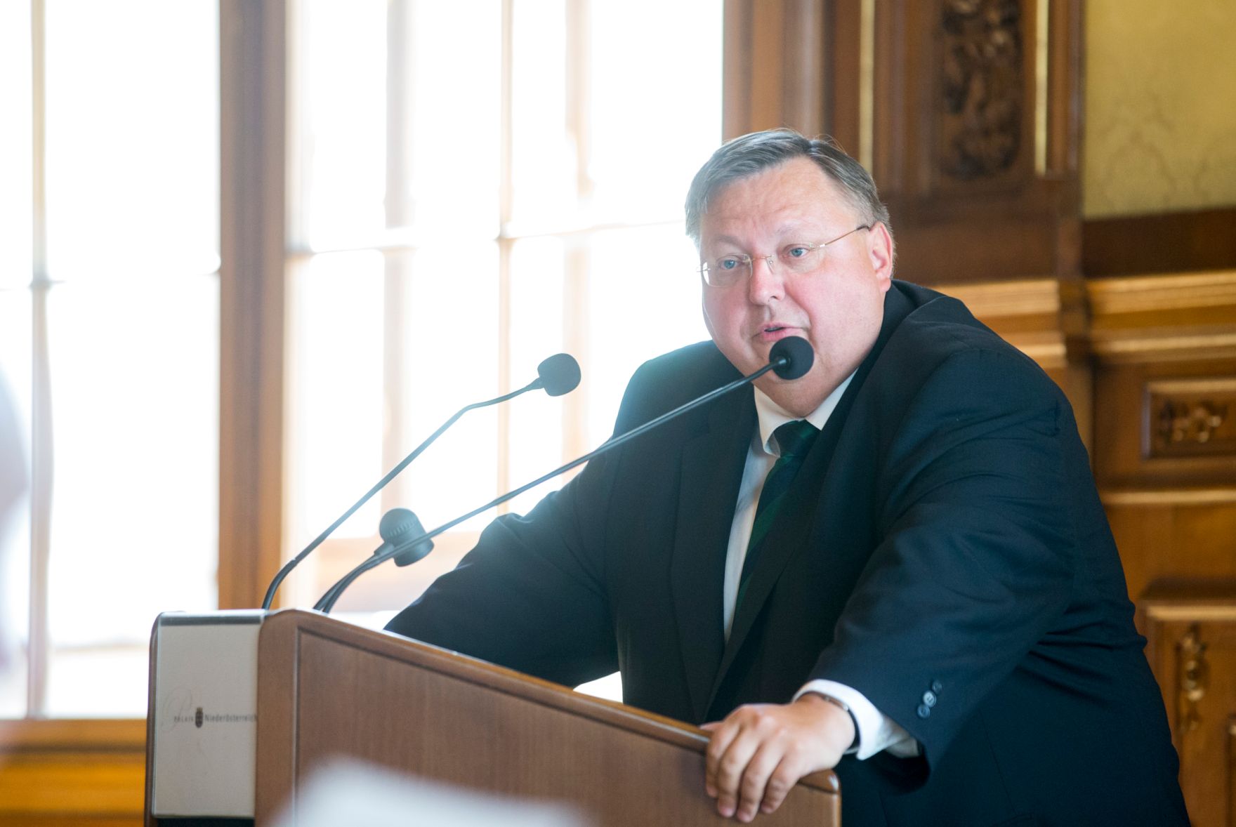 Am 12. Juni 2017 &uuml;berreichte Reinhold Hohengartner (im Bild) die Urkunde, mit der Ingrid Fuchs der Berufstitel Professorin verliehen wurde.