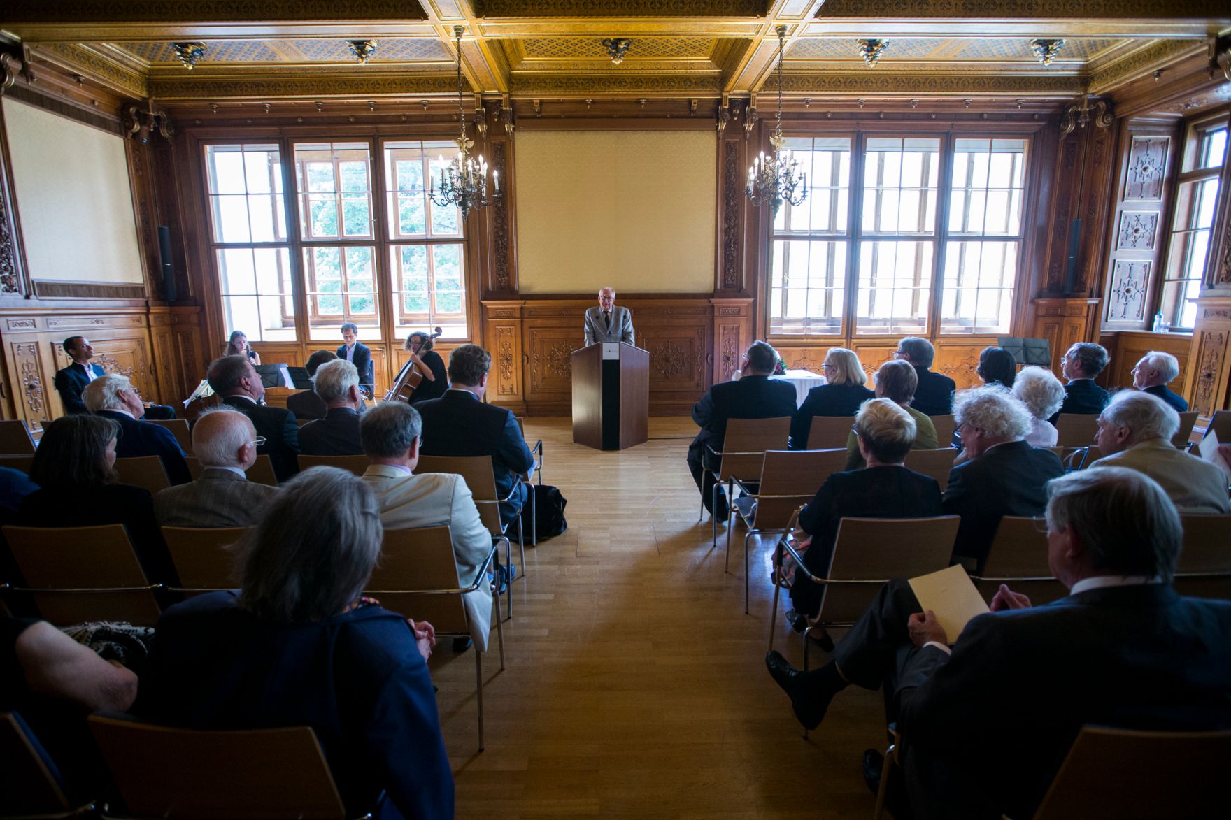 Am 12. Juni 2017 &uuml;berreichte Reinhold Hohengartner die Urkunde, mit der Ingrid Fuchs der Berufstitel Professorin verliehen wurde.