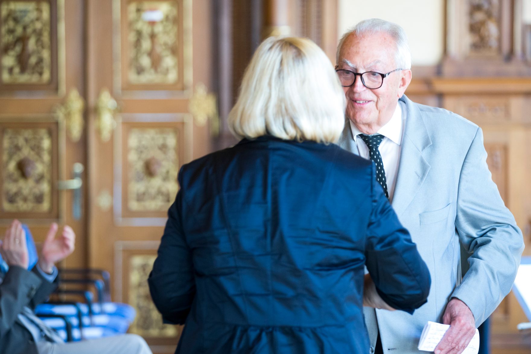 Am 12. Juni 2017 &uuml;berreichte Reinhold Hohengartner die Urkunde, mit der Ingrid Fuchs der Berufstitel Professorin verliehen wurde. Im Bild der Laudator Gernot Gruber.