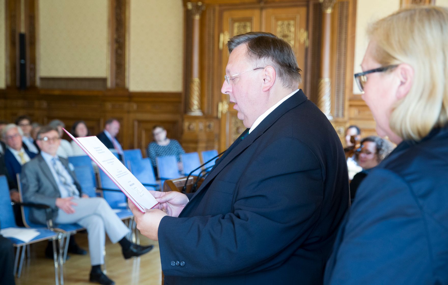 Am 12. Juni 2017 &uuml;berreichte Reinhold Hohengartner (im Bild) die Urkunde, mit der Ingrid Fuchs der Berufstitel Professorin verliehen wurde.