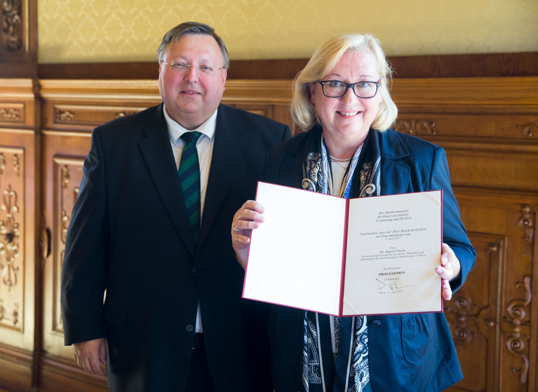 Am 12. Juni 2017 &uuml;berreichte Reinhold Hohengartner (l.) die Urkunde, mit der Ingrid Fuchs (r.) der Berufstitel Professorin verliehen wurde.