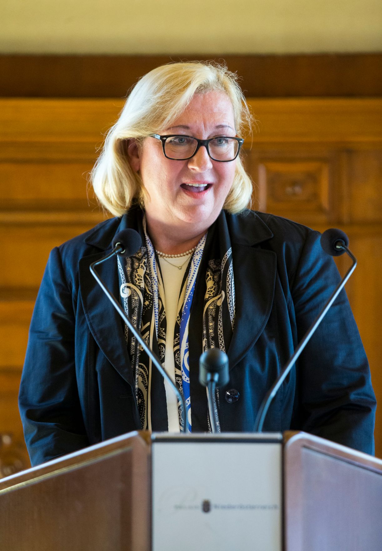 Am 12. Juni 2017 &uuml;berreichte Reinhold Hohengartner die Urkunde, mit der Ingrid Fuchs (im Bild) der Berufstitel Professorin verliehen wurde.