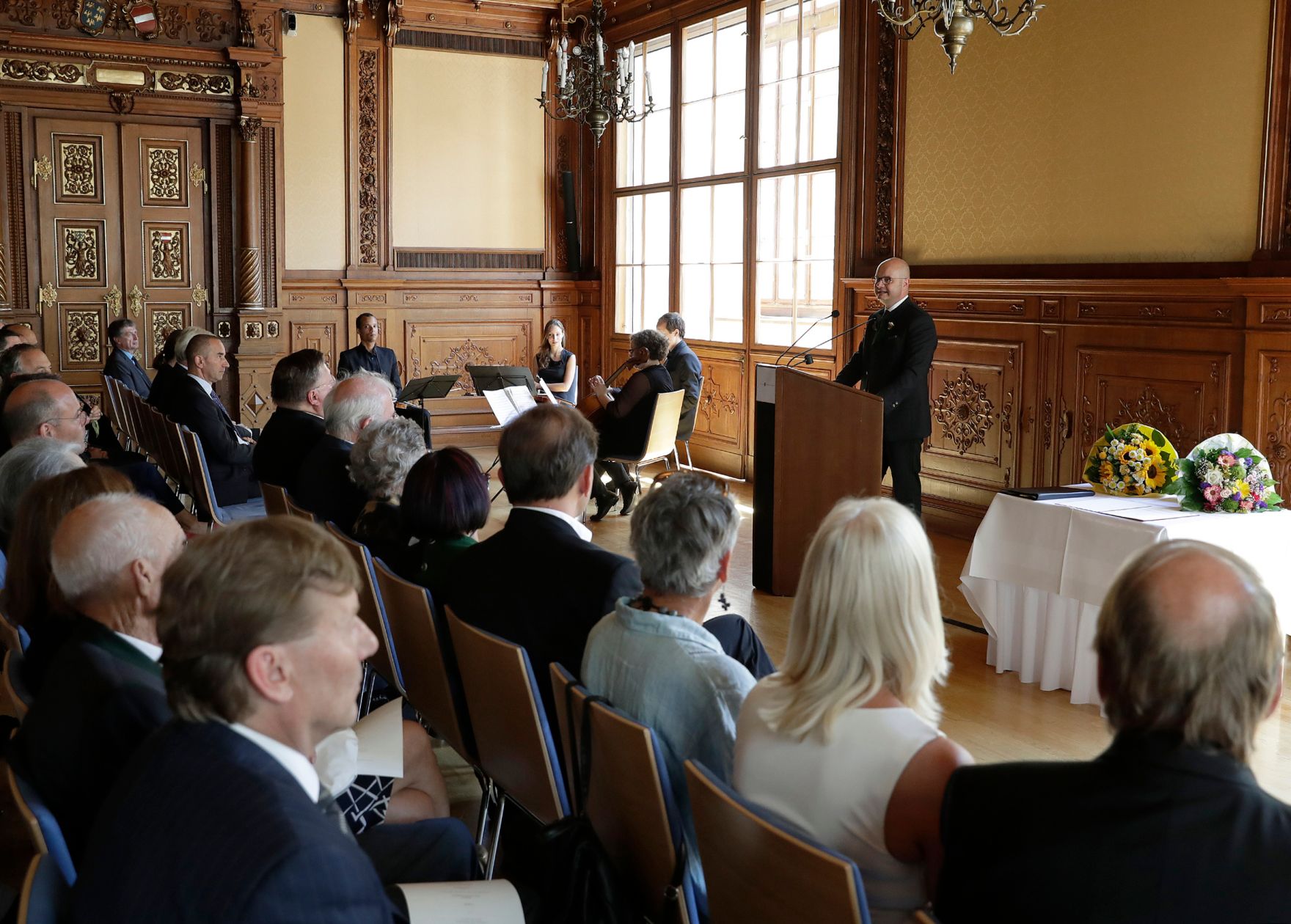 Am 14. Juni 2017 &uuml;berreichte Reinhold Hohengartner die Urkunde, mit der Erik Franz Joseph Eybl der Berufstitel Professor verliehen wurde.