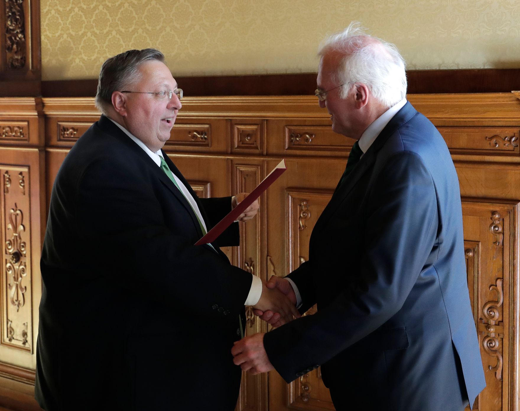 Am 14. Juni 2017 &uuml;berreichte Reinhold Hohengartner (l.) die Urkunde, mit der Erik Franz Joseph Eybl (r.) der Berufstitel Professor verliehen wurde.