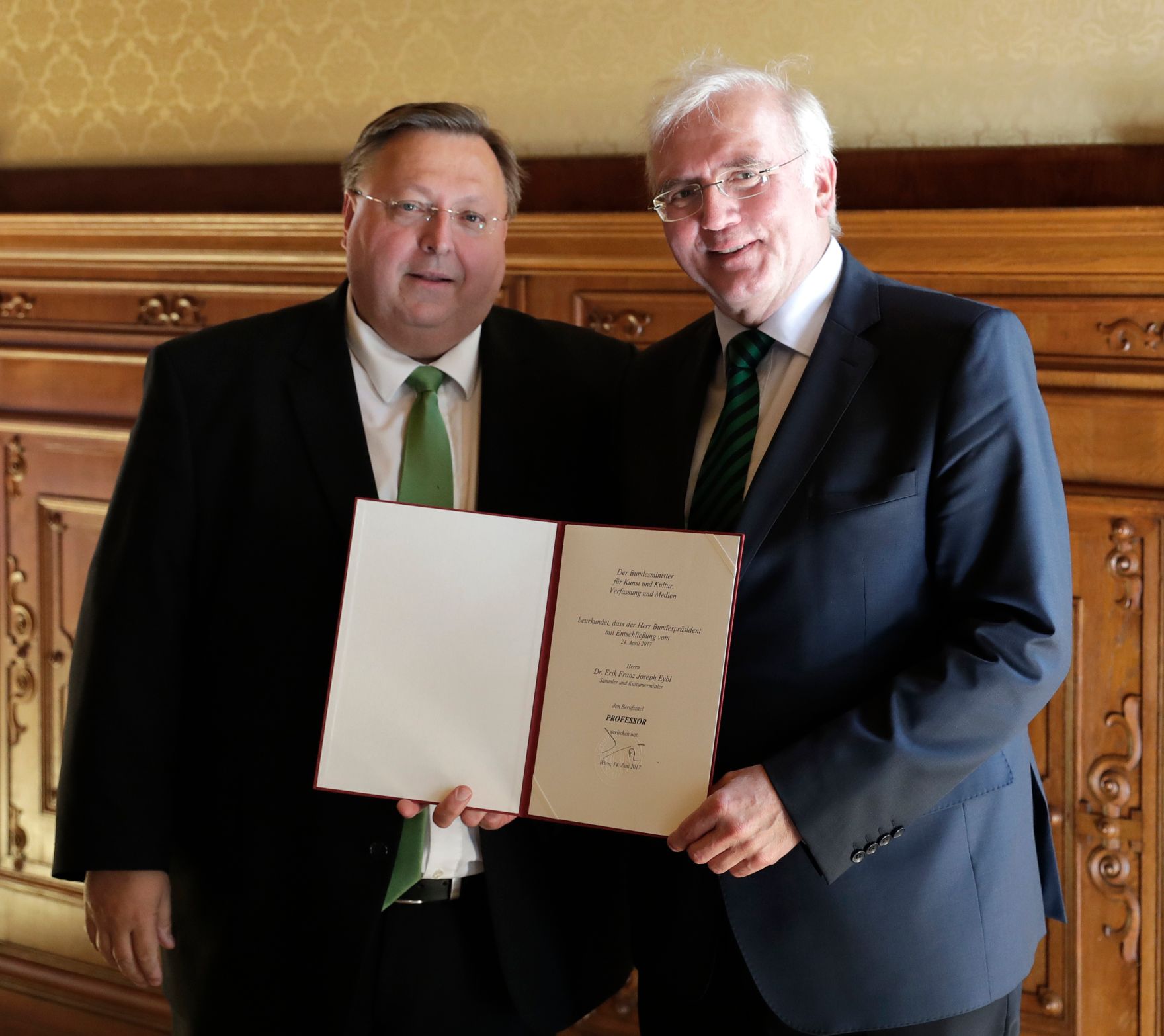 Am 14. Juni 2017 &uuml;berreichte Reinhold Hohengartner (l.) die Urkunde, mit der Erik Franz Joseph Eybl (r.) der Berufstitel Professor verliehen wurde.