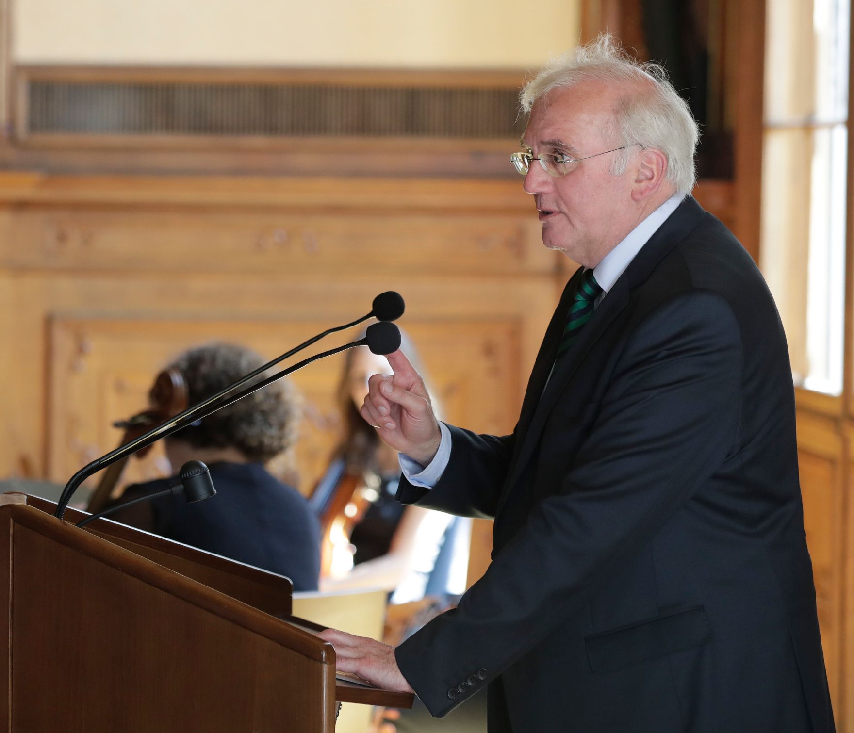 Am 14. Juni 2017 &uuml;berreichte Reinhold Hohengartner die Urkunde, mit der Erik Franz Joseph Eybl (im Bild) der Berufstitel Professor verliehen wurde.