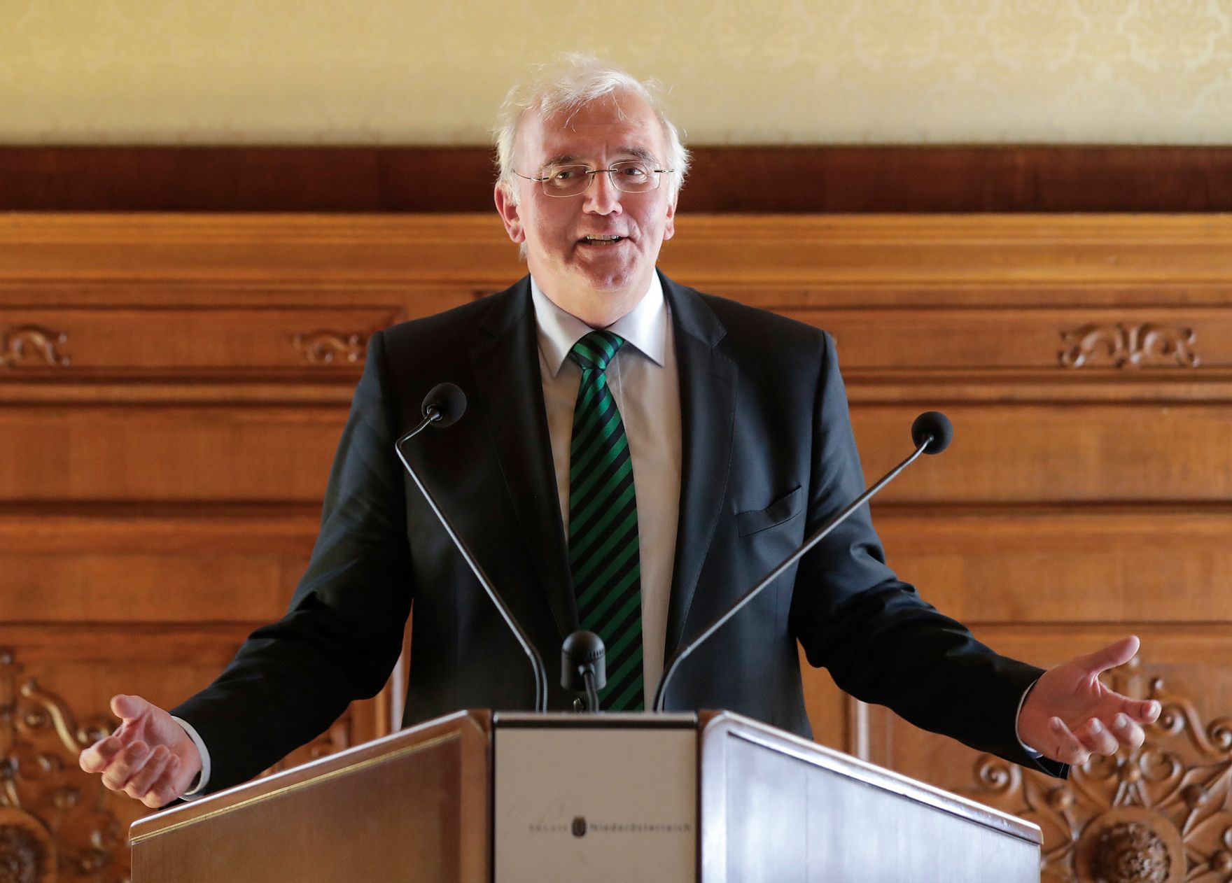 Am 14. Juni 2017 &uuml;berreichte Reinhold Hohengartner die Urkunde, mit der Erik Franz Joseph Eybl (im Bild) der Berufstitel Professor verliehen wurde.