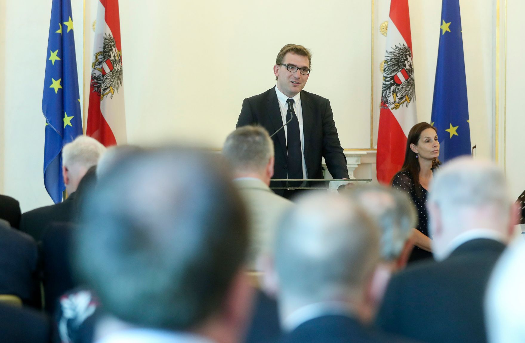 Am 14. Juni 2017 &uuml;berreichte Ministerialrat Oliver Henhapel das Gro&szlig;e Silberne Ehrenzeichen f&uuml;r Verdienste um die Republik &Ouml;sterreich an Konsistorialrat Karl R&uuml;hringer. Im Bild Ministerialrat Stephan Leitner.