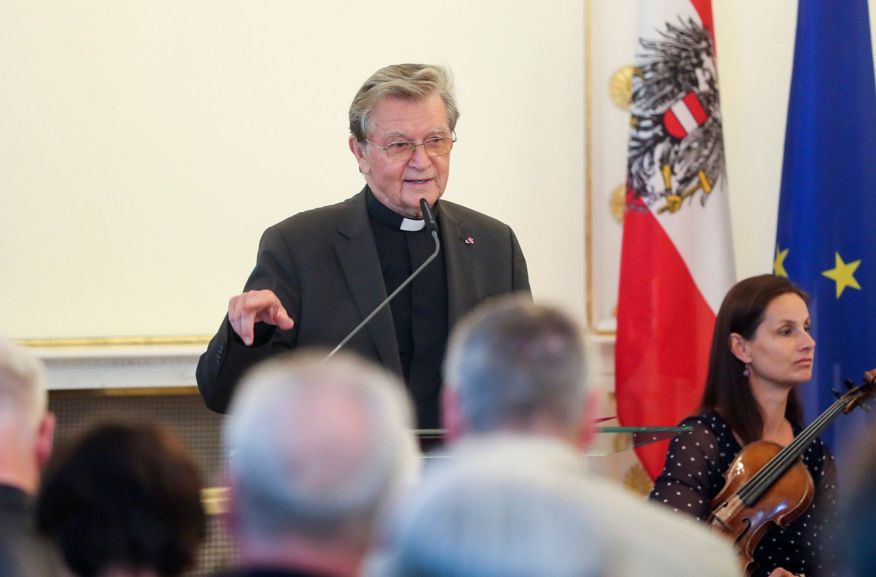 Am 14. Juni 2017 &uuml;berreichte Ministerialrat Oliver Henhapel das Gro&szlig;e Silberne Ehrenzeichen f&uuml;r Verdienste um die Republik &Ouml;sterreich an Konsistorialrat Karl R&uuml;hringer (im Bild).