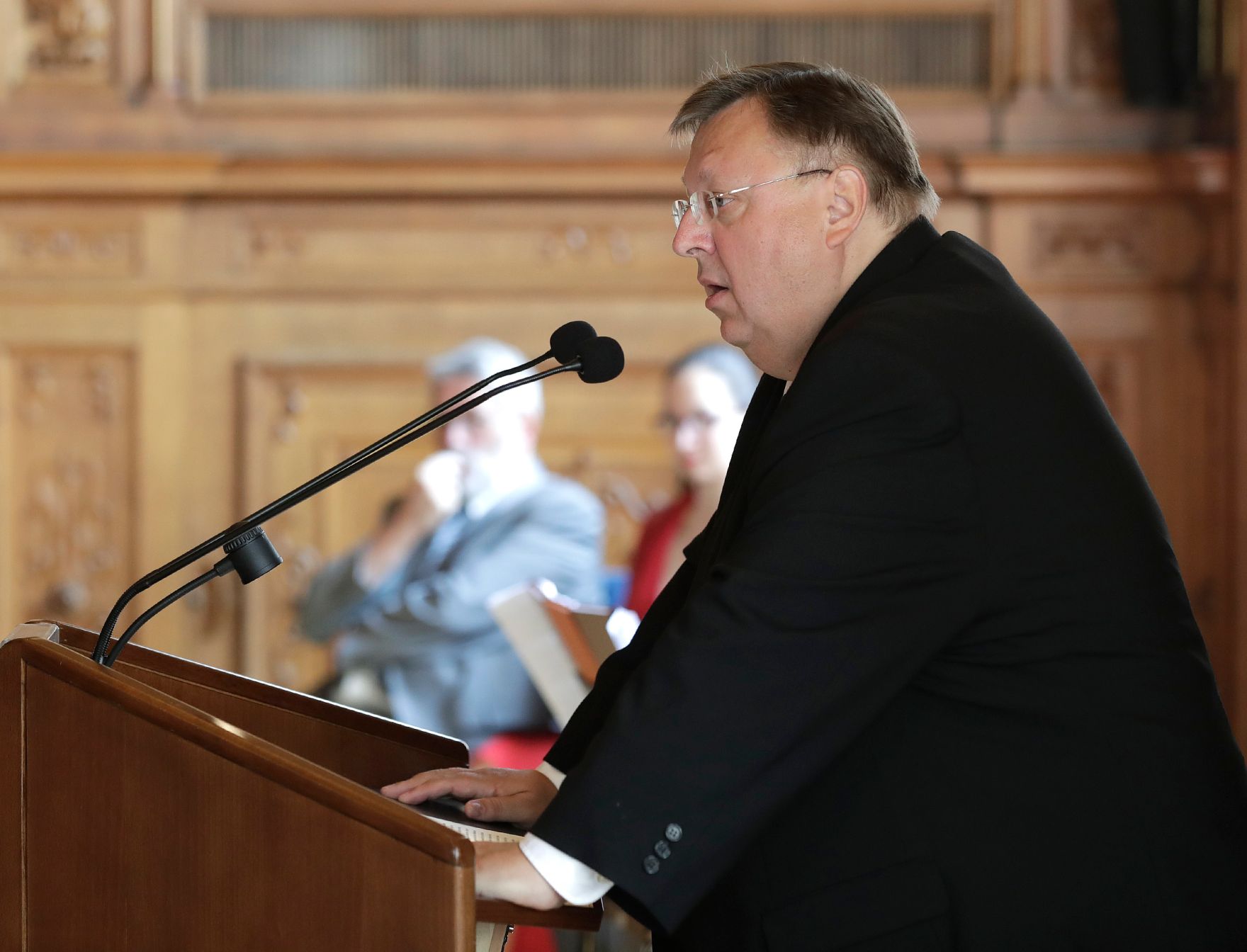 Am 21. Juni 2017 &uuml;berreichte Reinhold Hohengartner (im Bild) die Urkunde, mit der Ingrid Nagl-Schramm der Berufstitel Professorin verliehen wurde.