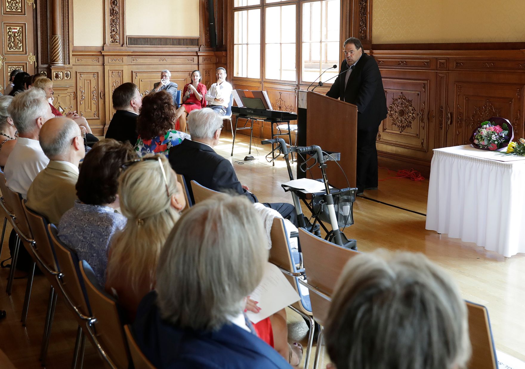 Am 21. Juni 2017 &uuml;berreichte Reinhold Hohengartner die Urkunde, mit der Ingrid Nagl-Schramm der Berufstitel Professorin verliehen wurde.