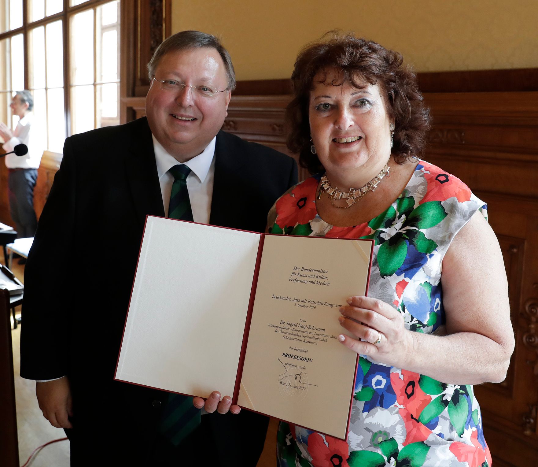 Am 21. Juni 2017 &uuml;berreichte Reinhold Hohengartner (l.) die Urkunde, mit der Ingrid Nagl-Schramm (r.) der Berufstitel Professorin verliehen wurde.