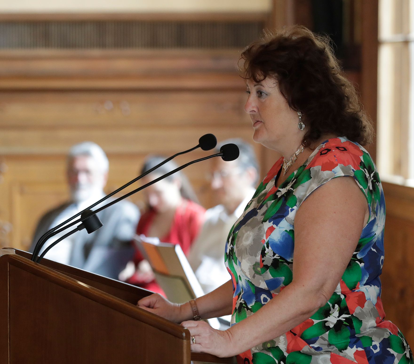 Am 21. Juni 2017 &uuml;berreichte Reinhold Hohengartner die Urkunde, mit der Ingrid Nagl-Schramm (im Bild) der Berufstitel Professorin verliehen wurde.