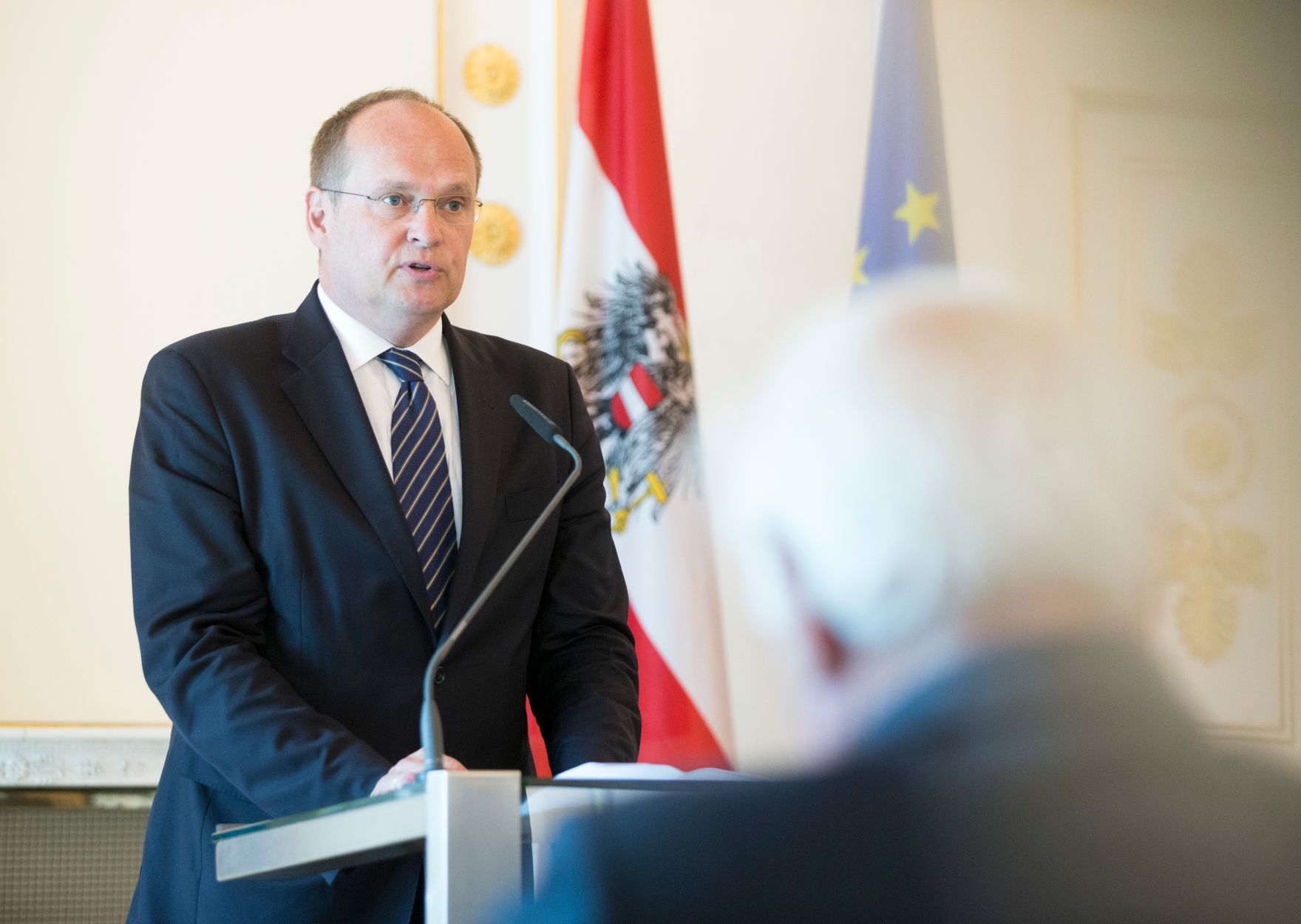 Am 24. Juli 2017 &uuml;berreichte Bundestheaterholding-Gesch&auml;ftsf&uuml;hrer Christian Kircher (im Bild) das Goldene Ehrenzeichen f&uuml;r Verdienste um die Republik &Ouml;sterreich an Erwin Schrott.