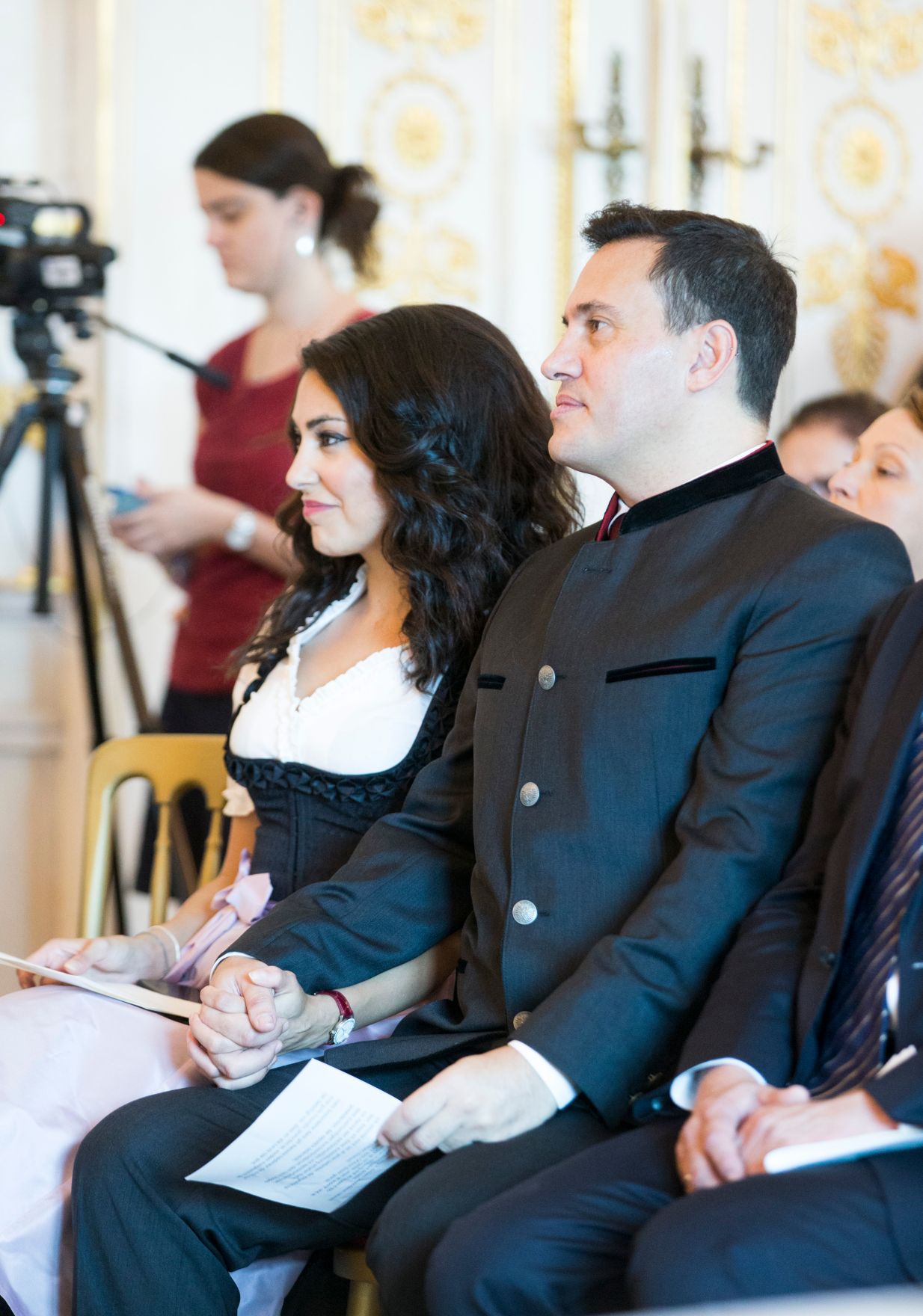 Am 24. Juli 2017 &uuml;berreichte Bundestheaterholding-Gesch&auml;ftsf&uuml;hrer Christian Kircher das Goldene Ehrenzeichen f&uuml;r Verdienste um die Republik &Ouml;sterreich an Erwin Schrott (r.).