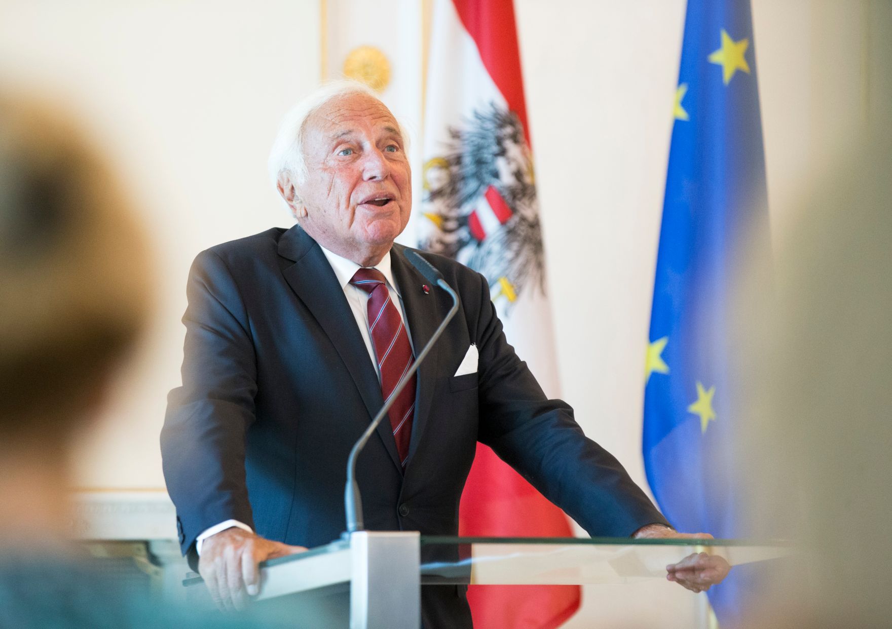 Am 24. Juli 2017 &uuml;berreichte Bundestheaterholding-Gesch&auml;ftsf&uuml;hrer Christian Kircher das Goldene Ehrenzeichen f&uuml;r Verdienste um die Republik &Ouml;sterreich an Erwin Schrott. Im Bild der Laudator Ioan Holender.