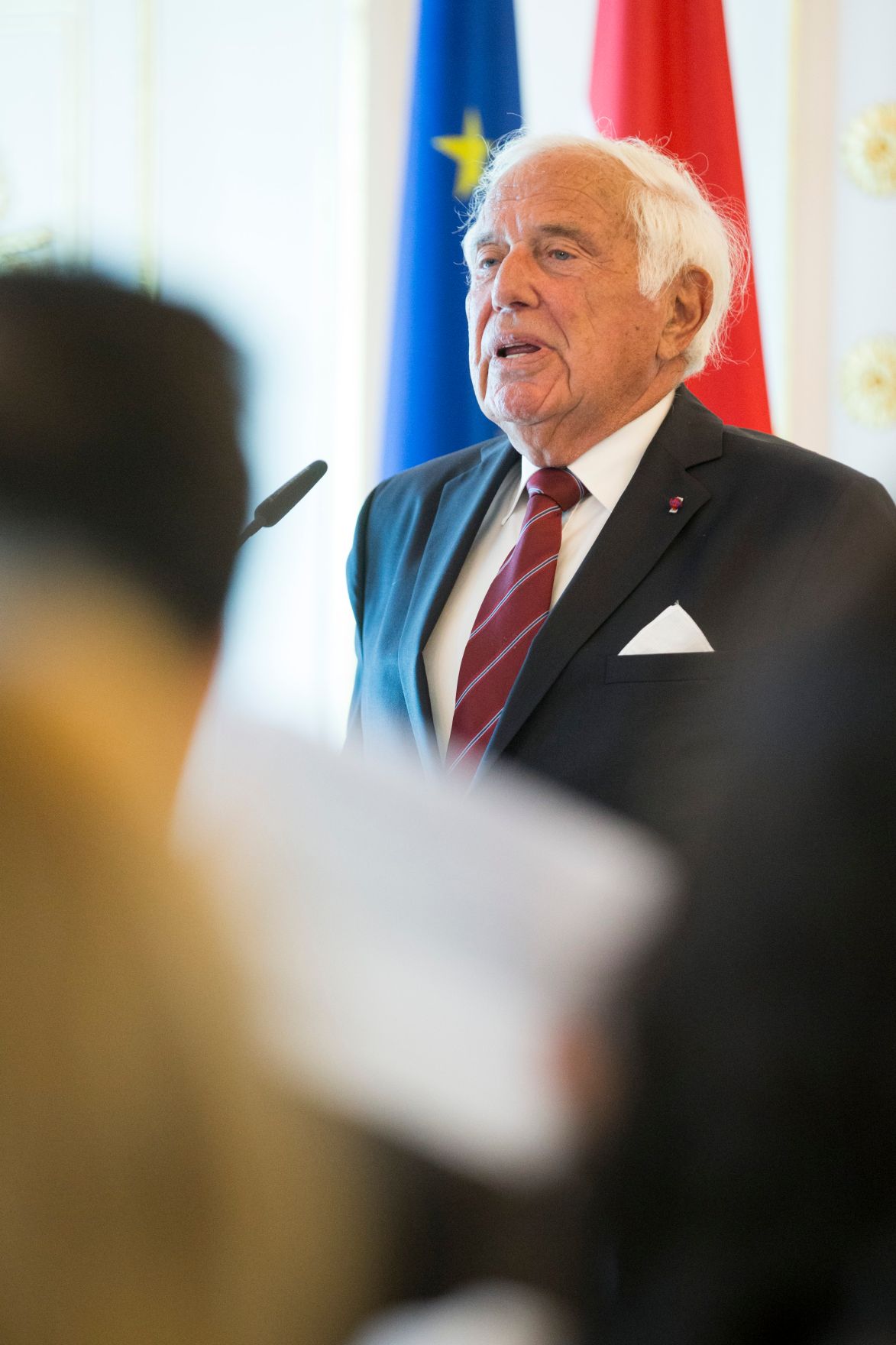 Am 24. Juli 2017 &uuml;berreichte Bundestheaterholding-Gesch&auml;ftsf&uuml;hrer Christian Kircher das Goldene Ehrenzeichen f&uuml;r Verdienste um die Republik &Ouml;sterreich an Erwin Schrott. Im Bild der Laudator Ioan Holender.