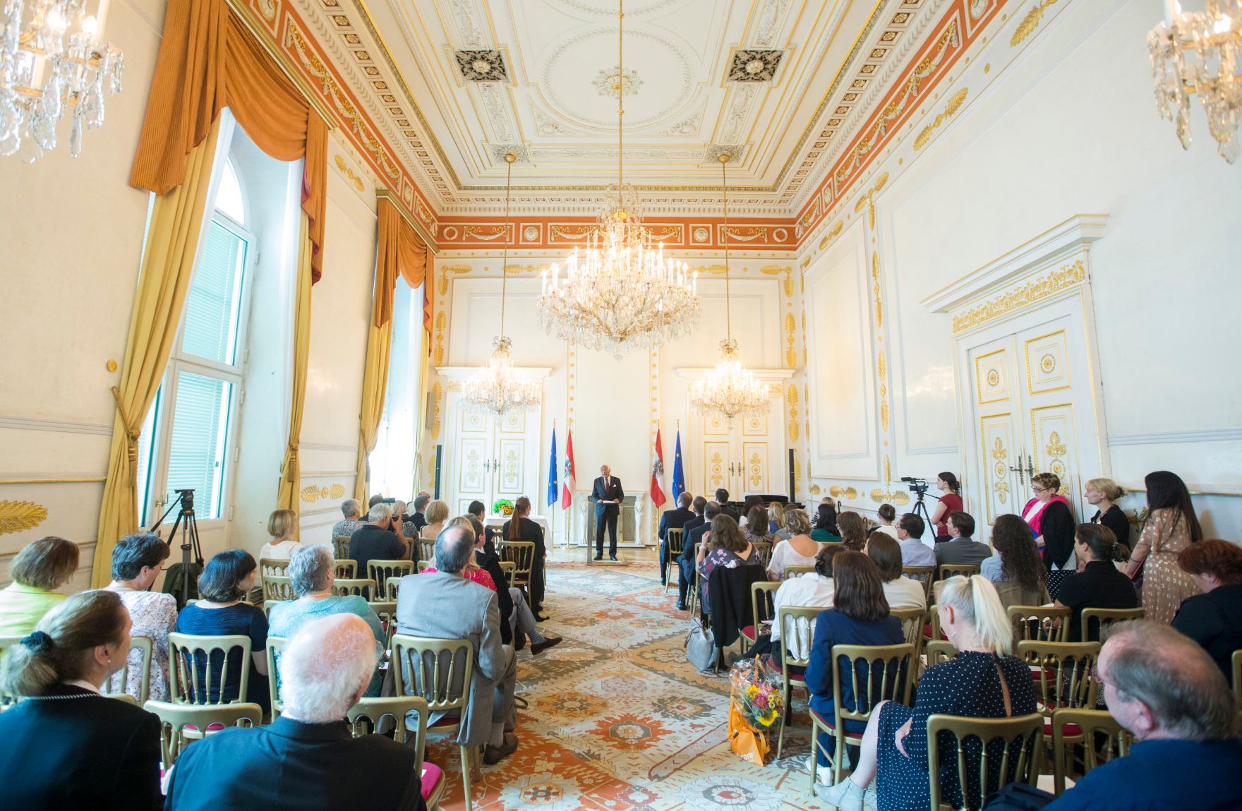 Am 24. Juli 2017 &uuml;berreichte Bundestheaterholding-Gesch&auml;ftsf&uuml;hrer Christian Kircher das Goldene Ehrenzeichen f&uuml;r Verdienste um die Republik &Ouml;sterreich an Erwin Schrott.