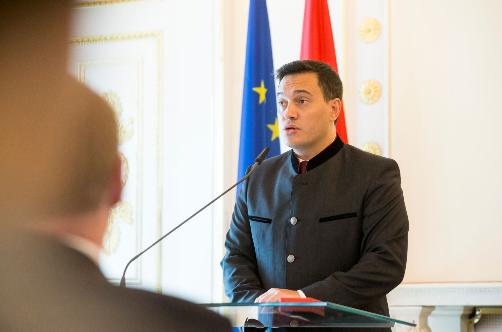 Am 24. Juli 2017 &uuml;berreichte Bundestheaterholding-Gesch&auml;ftsf&uuml;hrer Christian Kircher das Goldene Ehrenzeichen f&uuml;r Verdienste um die Republik &Ouml;sterreich an Erwin Schrott (im Bild).