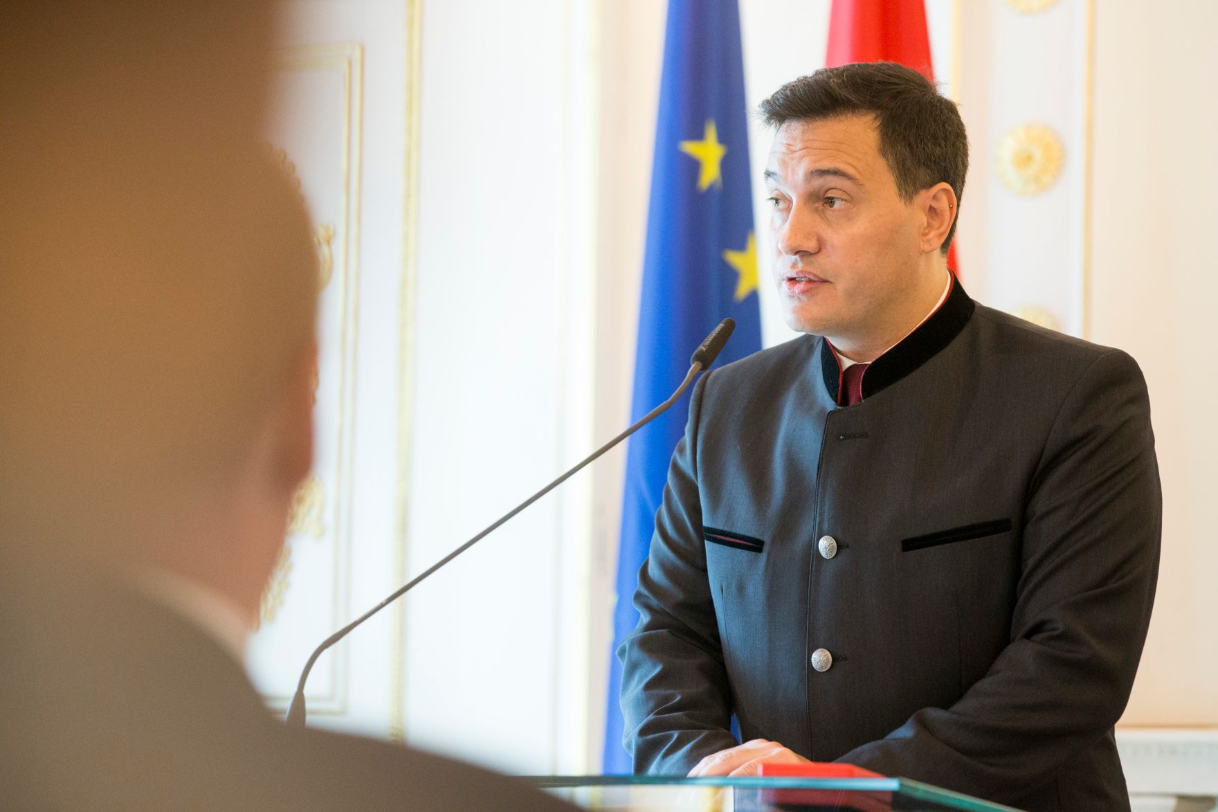 Am 24. Juli 2017 &uuml;berreichte Bundestheaterholding-Gesch&auml;ftsf&uuml;hrer Christian Kircher das Goldene Ehrenzeichen f&uuml;r Verdienste um die Republik &Ouml;sterreich an Erwin Schrott (im Bild).