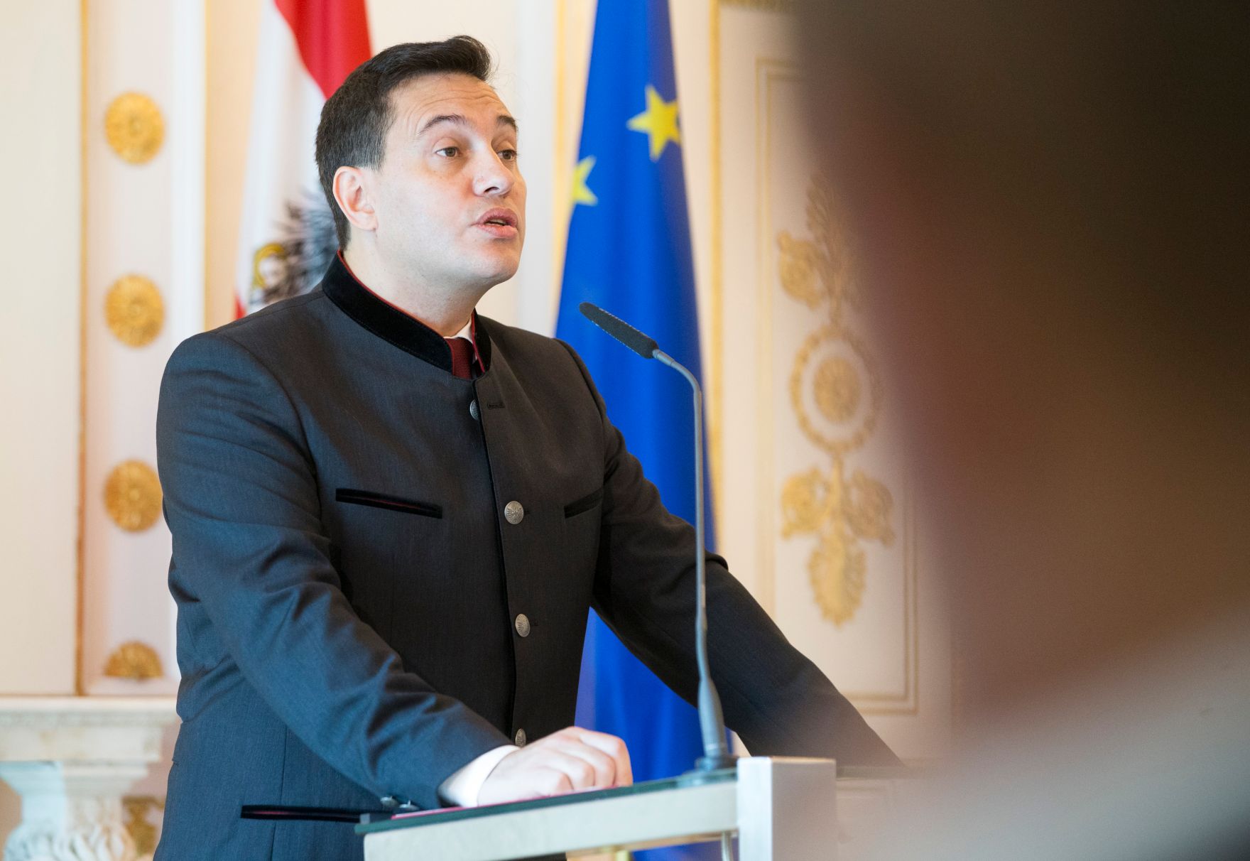 Am 24. Juli 2017 &uuml;berreichte Bundestheaterholding-Gesch&auml;ftsf&uuml;hrer Christian Kircher das Goldene Ehrenzeichen f&uuml;r Verdienste um die Republik &Ouml;sterreich an Erwin Schrott (im Bild).