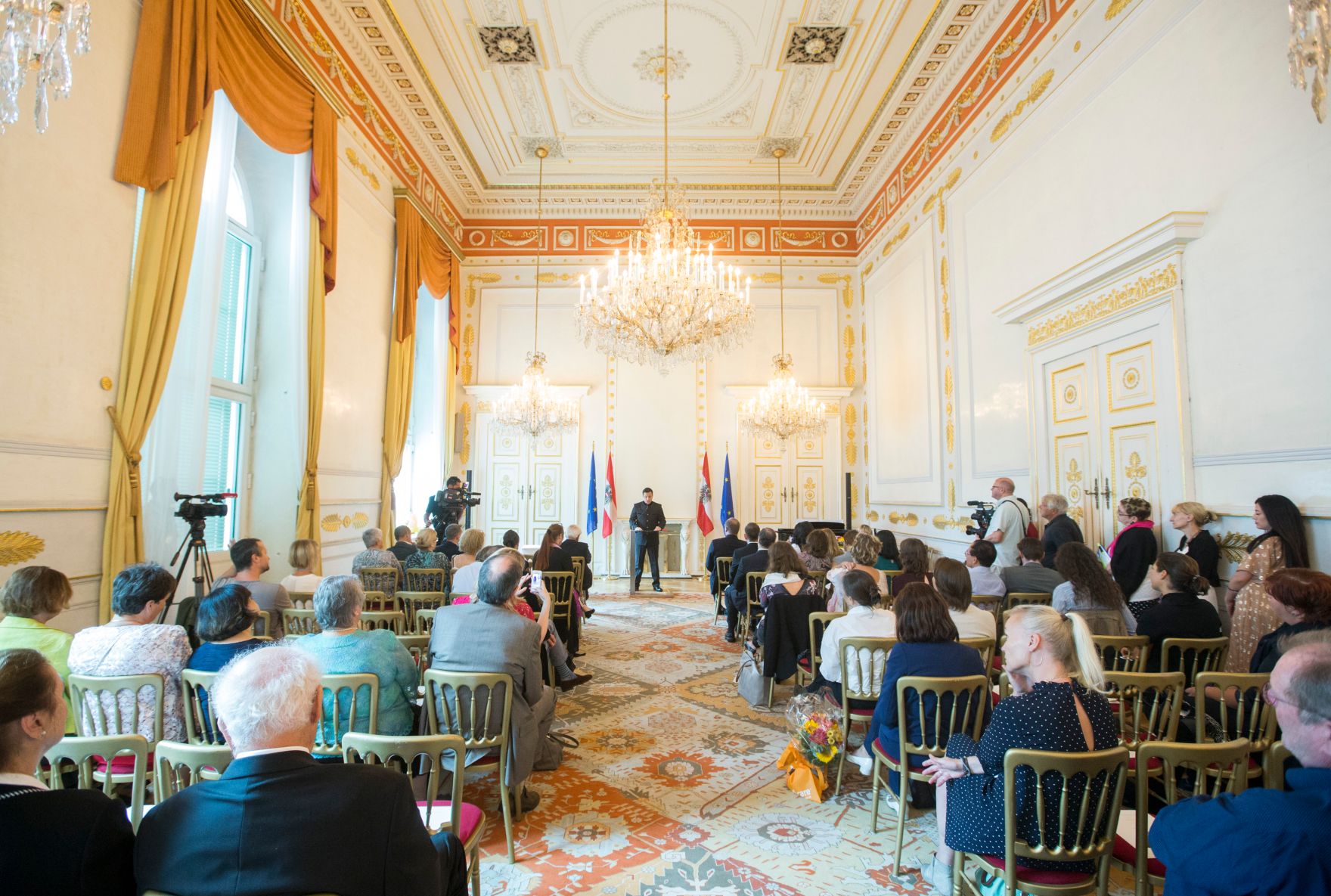 Am 24. Juli 2017 &uuml;berreichte Bundestheaterholding-Gesch&auml;ftsf&uuml;hrer Christian Kircher das Goldene Ehrenzeichen f&uuml;r Verdienste um die Republik &Ouml;sterreich an Erwin Schrott.