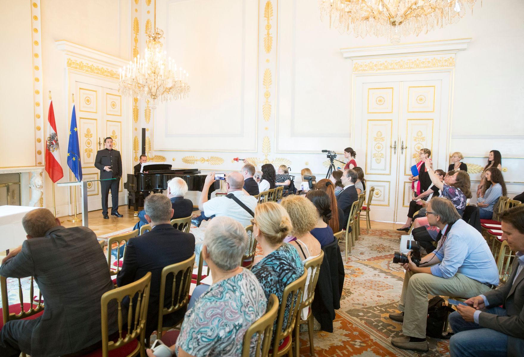 Am 24. Juli 2017 &uuml;berreichte Bundestheaterholding-Gesch&auml;ftsf&uuml;hrer Christian Kircher das Goldene Ehrenzeichen f&uuml;r Verdienste um die Republik &Ouml;sterreich an Erwin Schrott.
