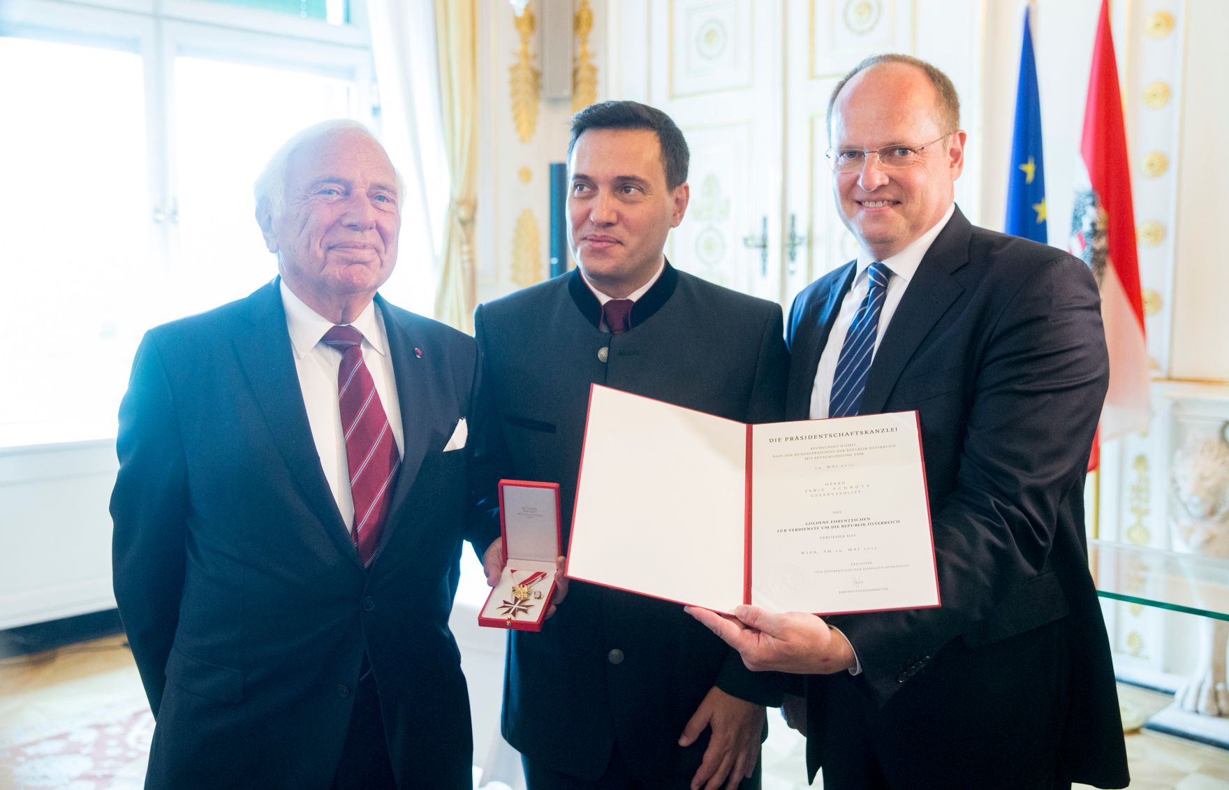 Am 24. Juli 2017 &uuml;berreichte Bundestheaterholding-Gesch&auml;ftsf&uuml;hrer Christian Kircher (r.) das Goldene Ehrenzeichen f&uuml;r Verdienste um die Republik &Ouml;sterreich an Erwin Schrott (m.). Im Bild mit dem Laudator Ioan Holender (l.).