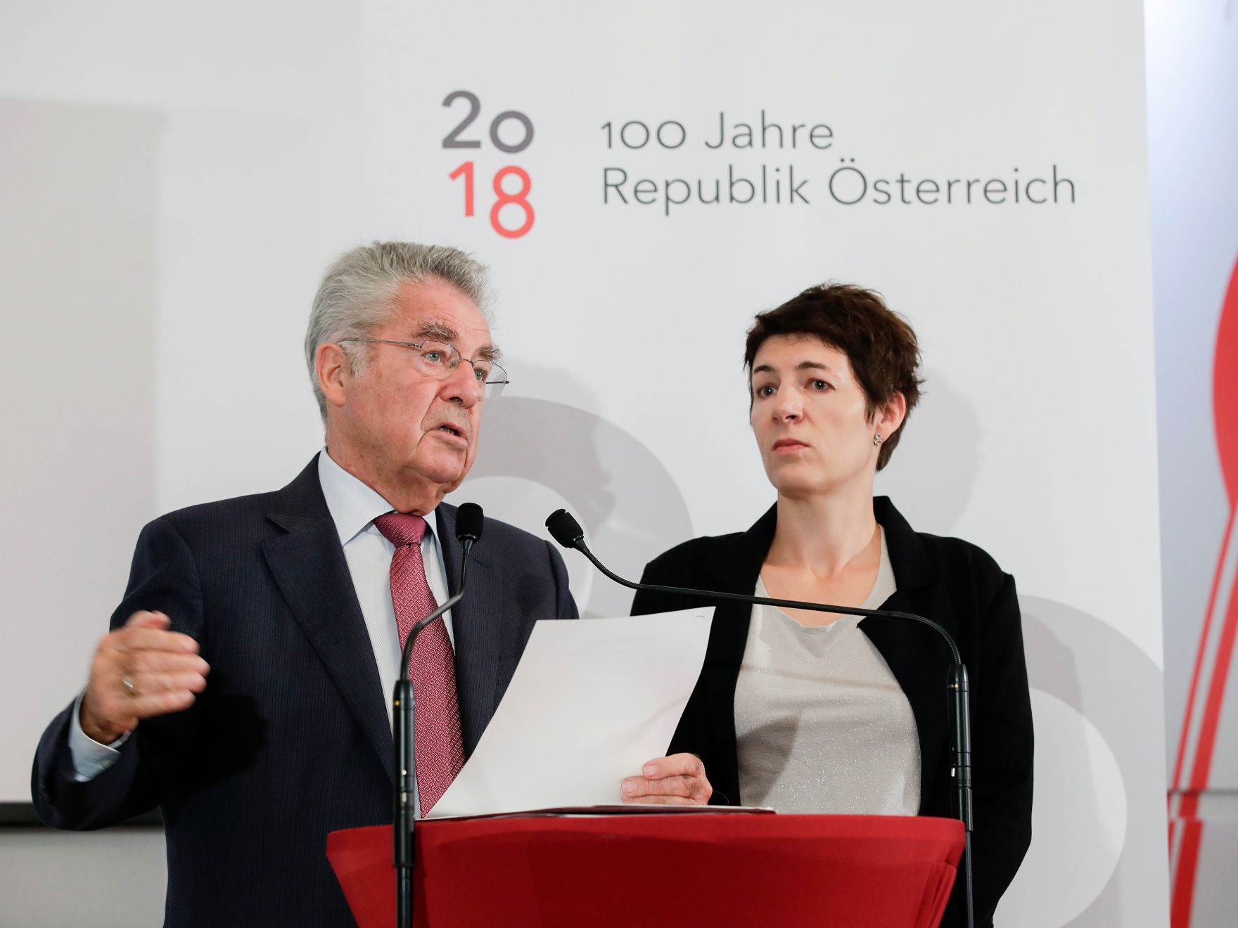 Am 5. September 2017 gab Bundespr&auml;sident a.D. Heinz Fischer (l.) gemeinsam mit der Direktorin des Hauses der Geschichte &Ouml;sterreichs Monika Sommer-Sieghart (r.) eine Pressekonferenz zum Gedenk- und Erinnerungsjahr 2018 - 100 Jahre Republik &Ouml;sterreich.