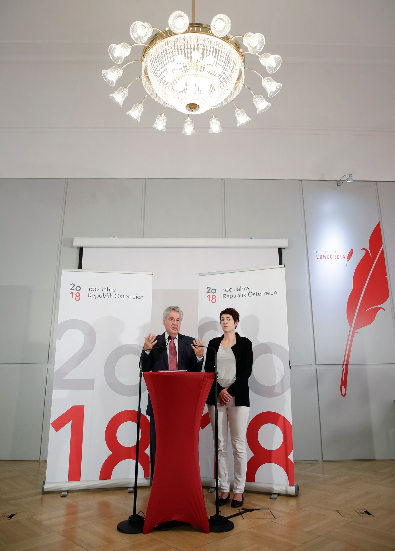 Am 5. September 2017 gab Bundespr&auml;sident a.D. Heinz Fischer (l.) gemeinsam mit der Direktorin des Hauses der Geschichte &Ouml;sterreichs Monika Sommer-Sieghart (r.) eine Pressekonferenz zum Gedenk- und Erinnerungsjahr 2018 - 100 Jahre Republik &Ouml;sterreich.
