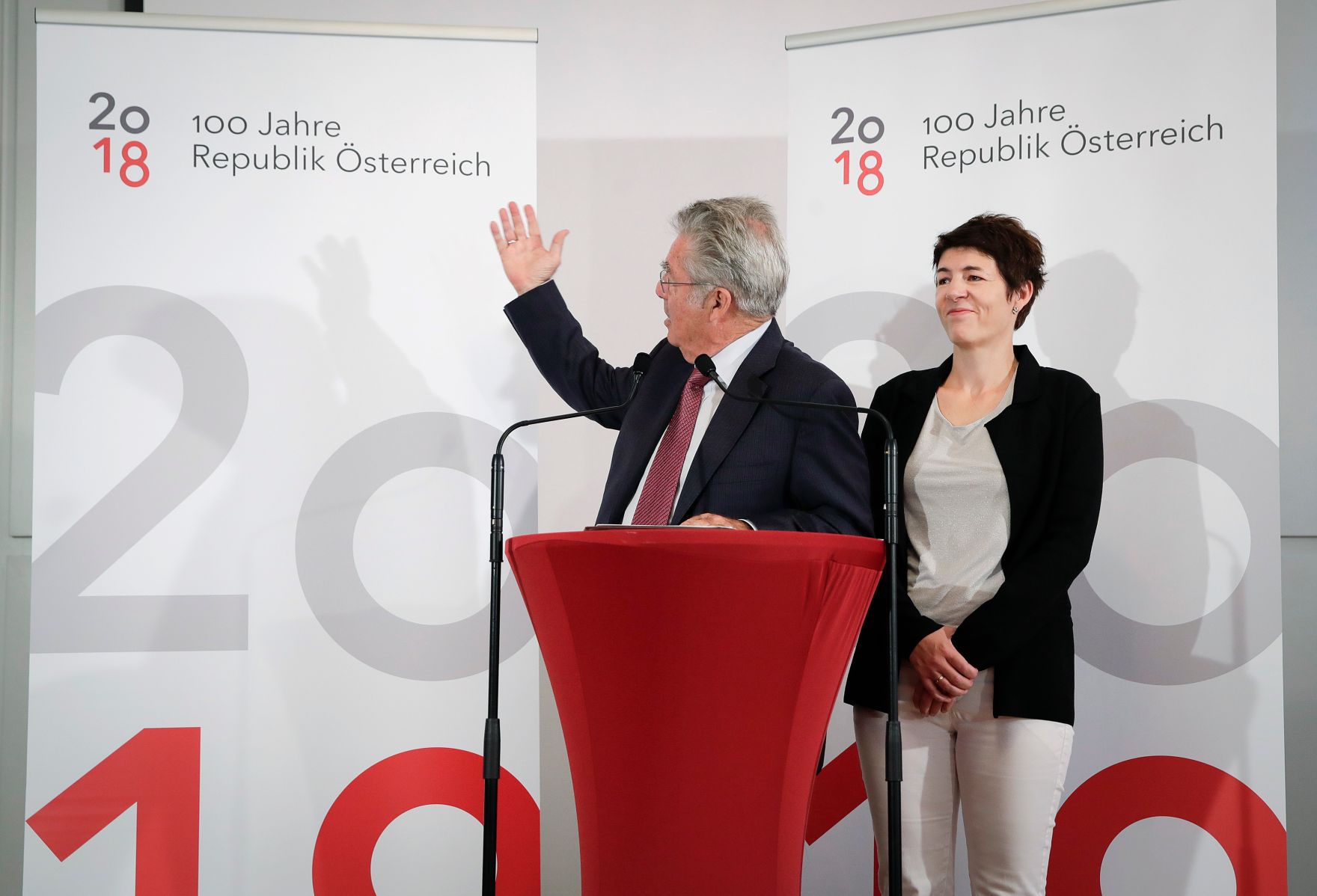 Am 5. September 2017 gab Bundespr&auml;sident a.D. Heinz Fischer (l.) gemeinsam mit der Direktorin des Hauses der Geschichte &Ouml;sterreichs Monika Sommer-Sieghart (r.) eine Pressekonferenz zum Gedenk- und Erinnerungsjahr 2018 - 100 Jahre Republik &Ouml;sterreich.