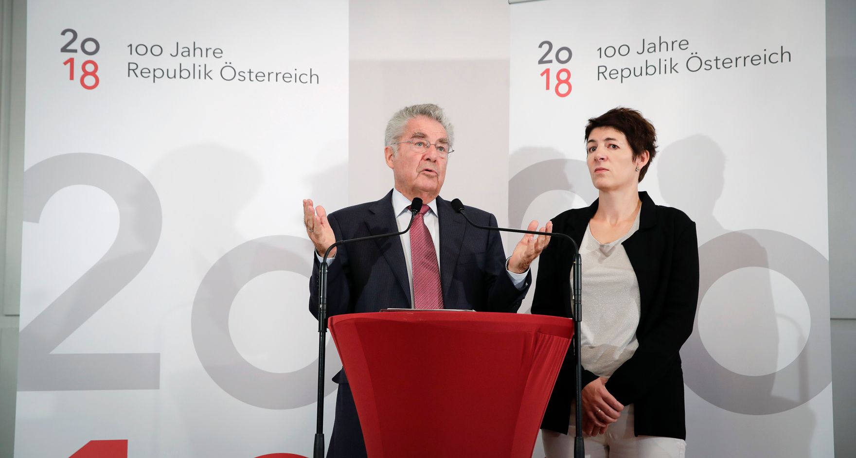 Am 5. September 2017 gab Bundespr&auml;sident a.D. Heinz Fischer (l.) gemeinsam mit der Direktorin des Hauses der Geschichte &Ouml;sterreichs Monika Sommer-Sieghart (r.) eine Pressekonferenz zum Gedenk- und Erinnerungsjahr 2018 - 100 Jahre Republik &Ouml;sterreich.