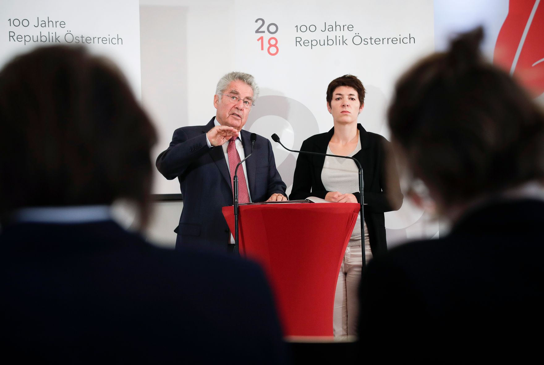 Am 5. September 2017 gab Bundespr&auml;sident a.D. Heinz Fischer (l.) gemeinsam mit der Direktorin des Hauses der Geschichte &Ouml;sterreichs Monika Sommer-Sieghart (r.) eine Pressekonferenz zum Gedenk- und Erinnerungsjahr 2018 - 100 Jahre Republik &Ouml;sterreich.