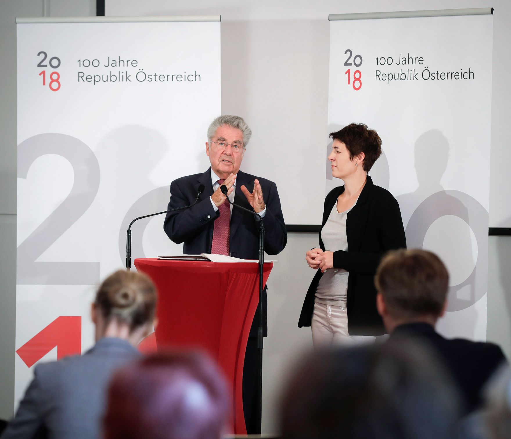 Am 5. September 2017 gab Bundespr&auml;sident a.D. Heinz Fischer (l.) gemeinsam mit der Direktorin des Hauses der Geschichte &Ouml;sterreichs Monika Sommer-Sieghart (r.) eine Pressekonferenz zum Gedenk- und Erinnerungsjahr 2018 - 100 Jahre Republik &Ouml;sterreich.