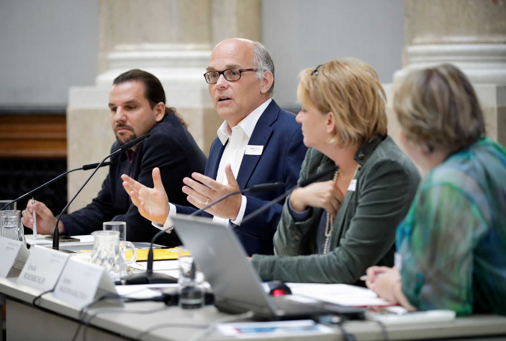 Am 13. September 2017 fand der Impulstag School of Data Public Services im Kassensaal statt. Im Bild Bernhard Krabina (l.), G&uuml;nther Ogris (m.l.), Ursula Rosenbichler (m.r.) und Sandra Rauecker-Grillitsch (r.).